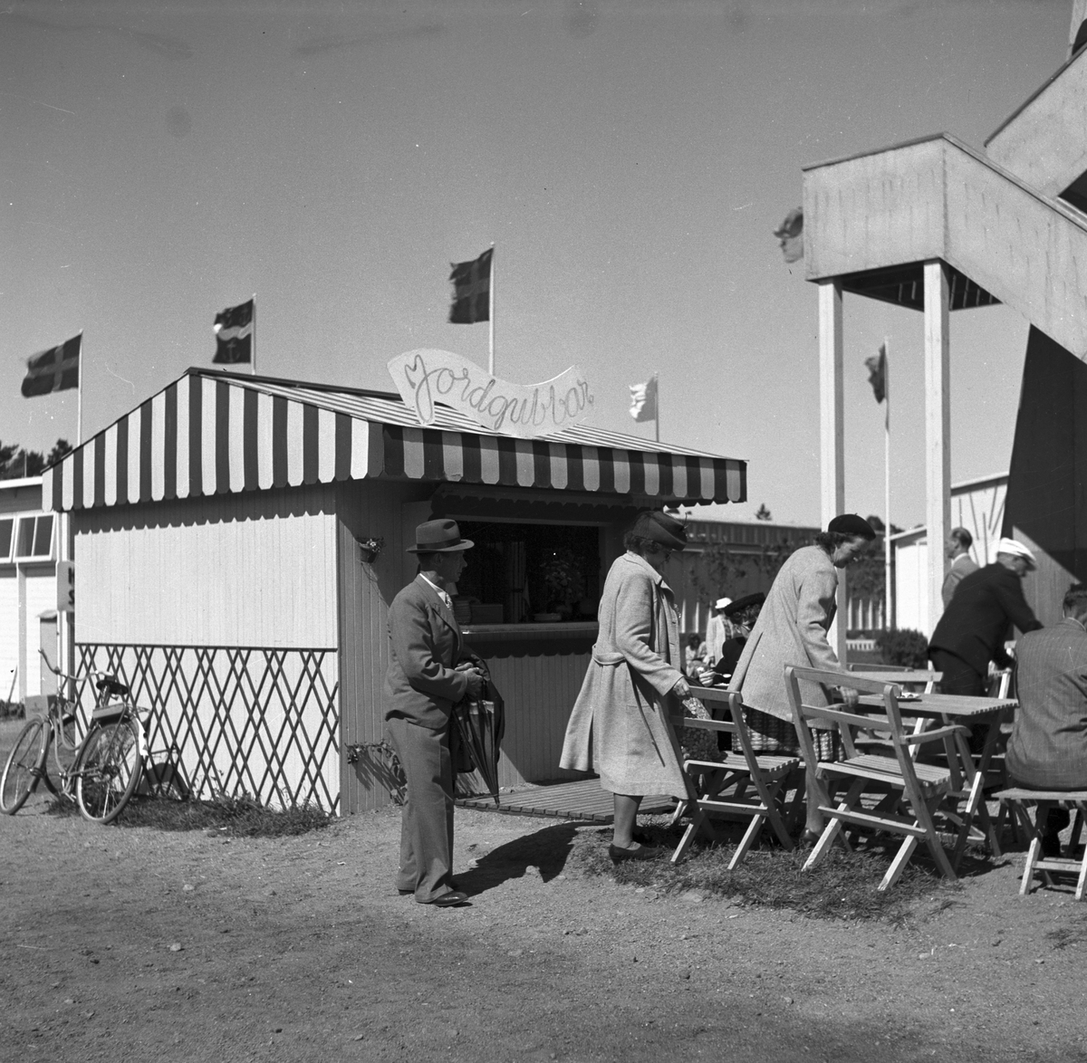 Jorgubbsförsäljning på Gävleutställningen 1946 på Travbanan med anledning av Gävle stads 500-årsjubileum

