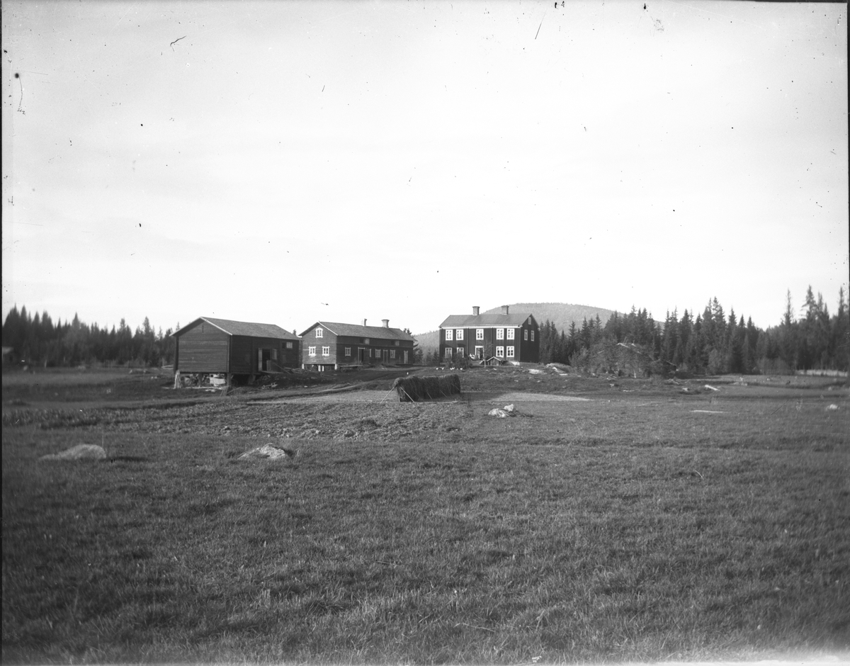 Förmodligen en Hälsingegård. - Länsmuseet Gävleborg / DigitaltMuseum