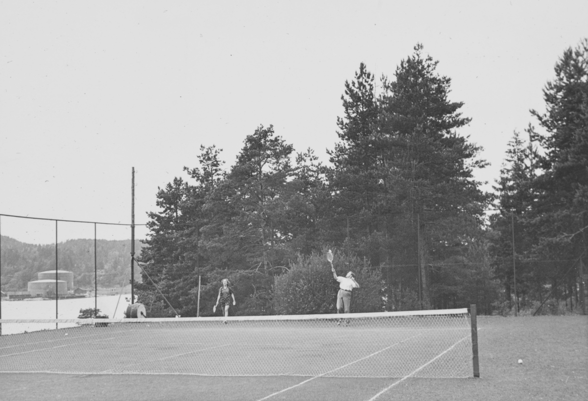 Liv og Leif-Erik Bech spiller tennis i Son i juli 1940.