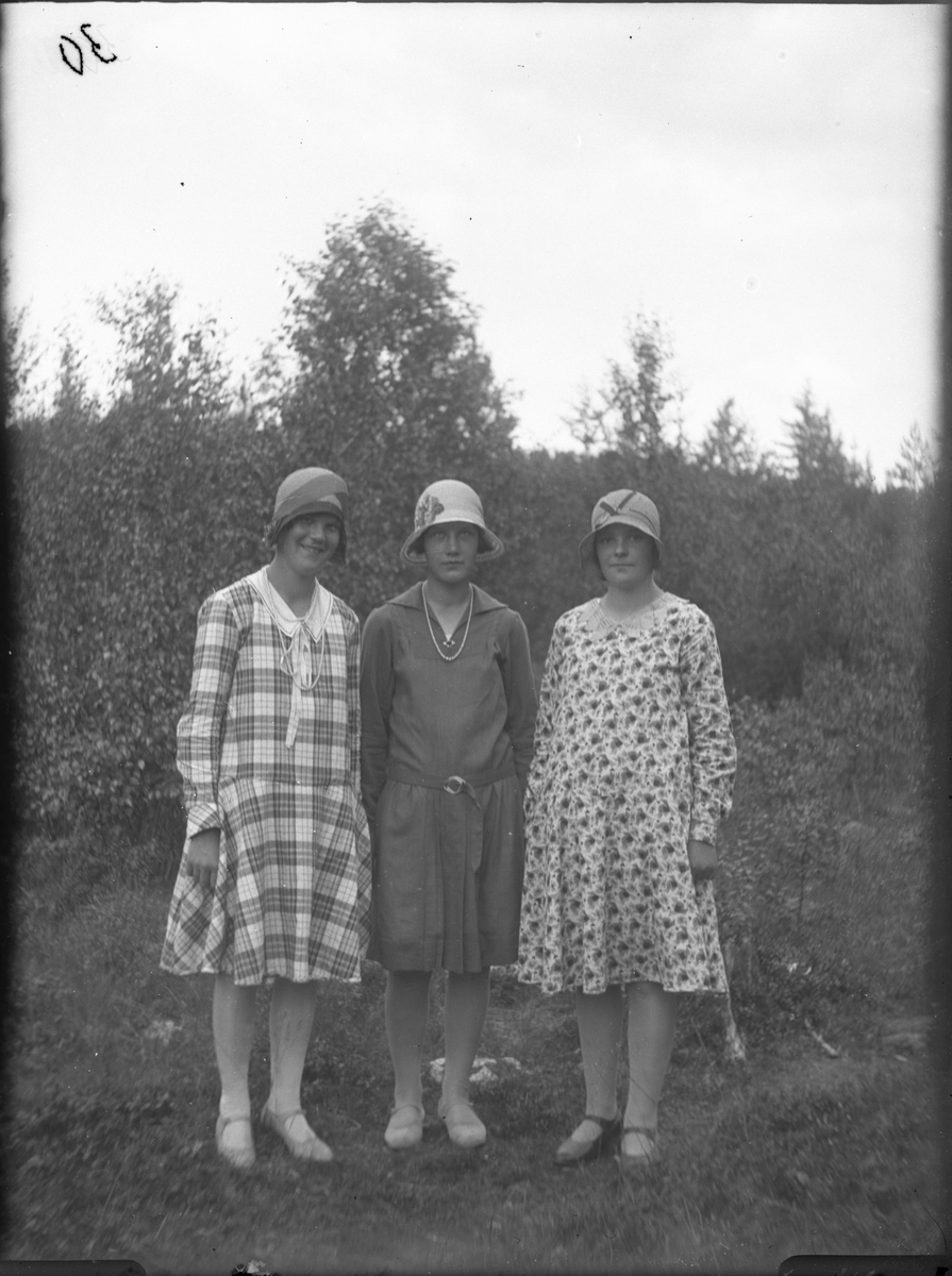 Tre okända kvinnor.