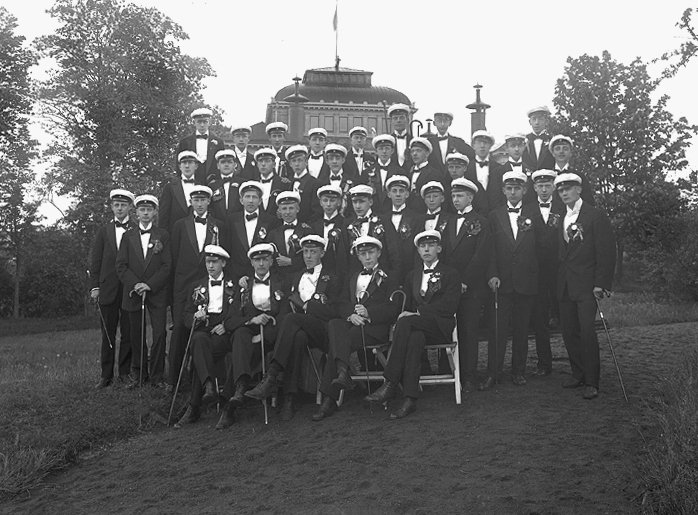 Studentgrupp i Museiparken, med Läroverket som fond. Ca. 1918.