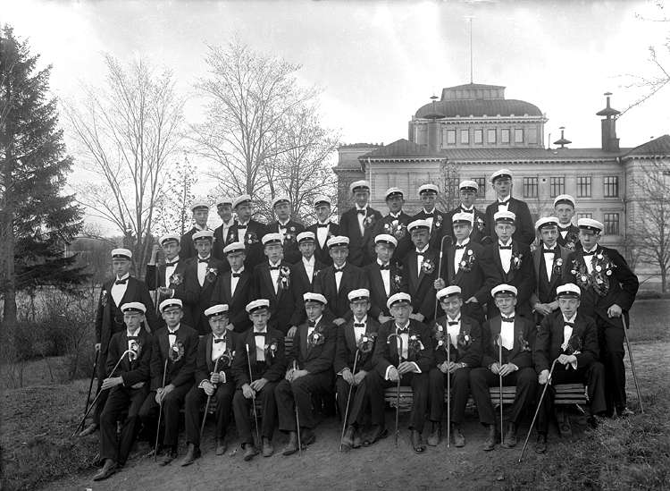 Studentgrupp i Museiparken, med Läroverket som fond. 1917.