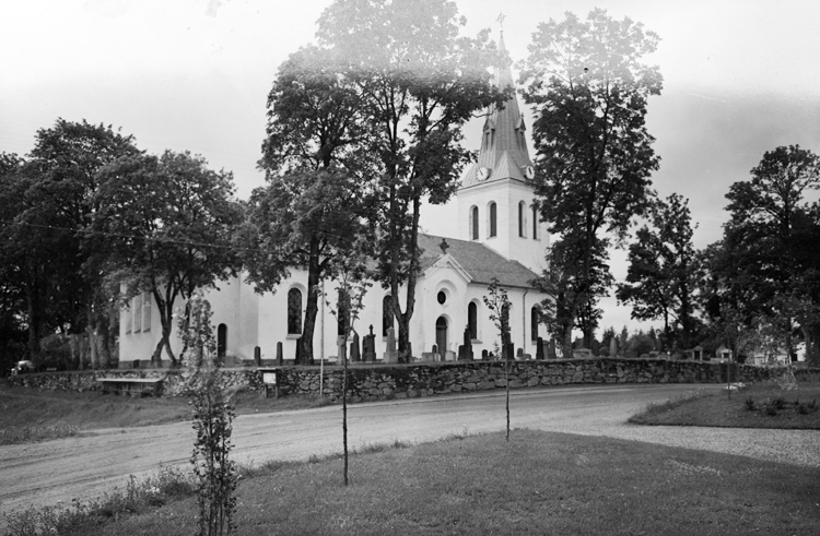 Nuvarande kyrkan i Hinneryd uppfördes 1883-1885 efter ritningar av arkitekt Albert Törnqvist och togs i bruk 1886. Kyrkan byggdes utanpå en tvåskeppig medeltidskyrka i romansk stil som började rivas 1884. Kyrkans arkitektur kan närmast betecknas som historiserande blandstil.