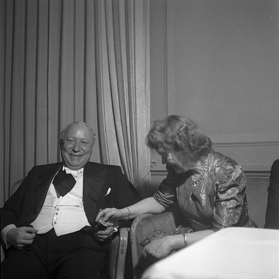 Landshövding Thorwald Bergqvist och fru Brita Brilioth, maka till dåv. biskop Yngve Brilioth, vid avskedsmiddagen
på Stadshotellet, Växjö 1950.