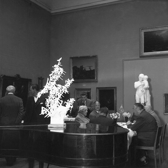 Presentationen av Carl Milles verk "Dacke drömmer" i Konstsalen på Smålands museum.
På flygeln står en modell i gips av "Dacke drömmer" (tänkt för Stortorget i Växjö, 2-3 m hög). 
Till höger om modellen sitter skulptören, Carl Milles.