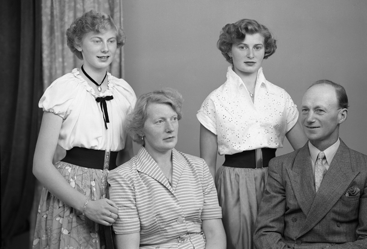 Foto av en familj med två vuxna döttrar.
Ateljéfoto.
Johan Artur Söderlind (1904-1984). Gift 1934 med Ruth Ingeborg, f. Tuwesson (1908-1998), Hjärtanäs Håkansgård, Lekaryd.
Döttrar: Kerstin Margareta (1935-    ), Brita Margareta (1937-   ).
Källa: Bl a Sveriges Dödbok 1901-2009.