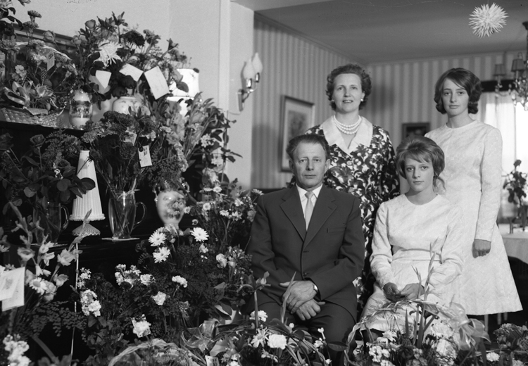 En familj med två tonårsdöttrar har samlats för fotografen i ett vardagsrum.
Trol. Karl August Wirdestedt (25 juni 1913-1990), Alvesta. Gift 1945 med Gulli Ingeborg (1919-2004).
Källa: Bl a Sveriges Dödbok 1901-2009.