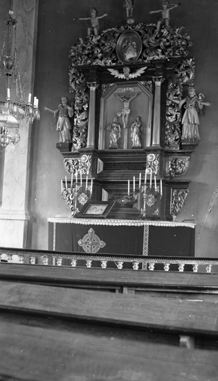 Foto på altarbordet med ljusstakar på.
Litt.: Smålandsposten 9/4 1933.
