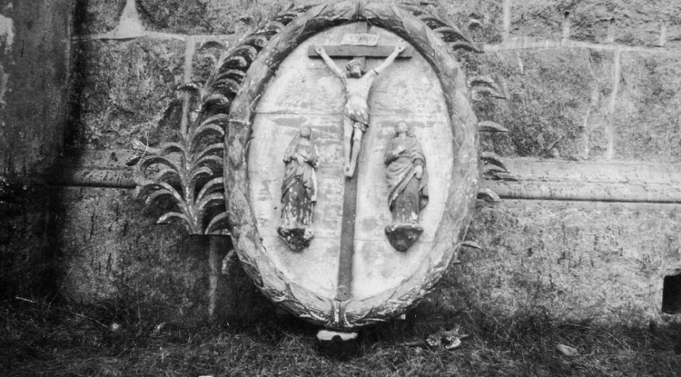 Del av en altartavla med ett krucifix.