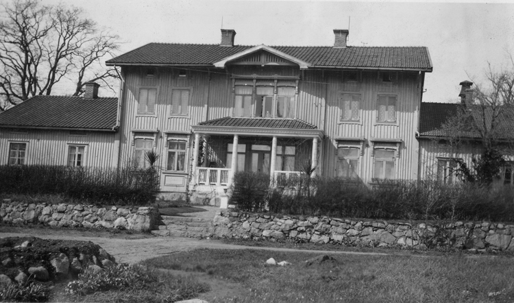 Herrgård med veranda, stentrappa och en stenmur utanför. - Kulturparken ...