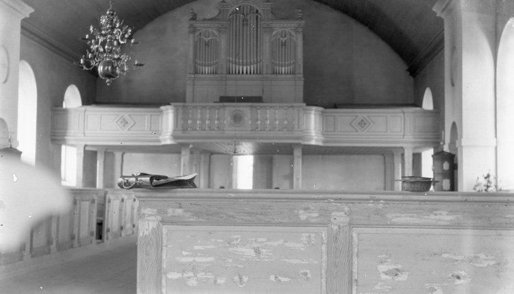 Foto i kyrkan mot orgelläktaren.
Nuvarande kyrka av sten uppfördes 1876 efter ritningar av arkitekt Johan Fredrik Åbom. Det blev en kyrka i historicerad blandstil med särskild prägel av nyromansk arkitektur.