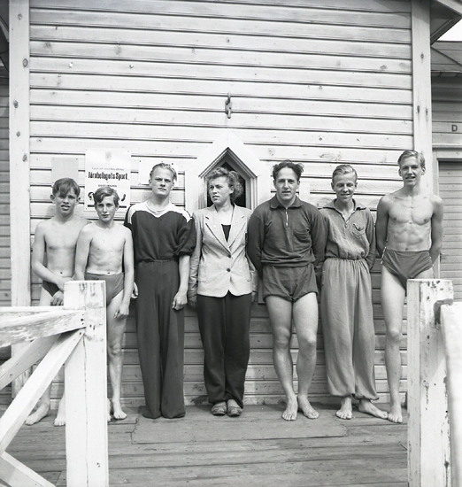 Simningen, 16/8 1942. 
Gruppfoto av några av de tävlande framför badhuset på 
Evedal.