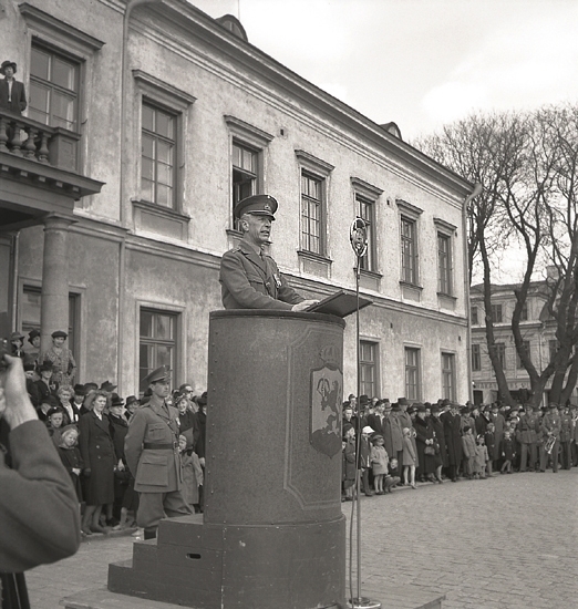 En Krigsmans erinran, 1942.
Översten i talarstolen framför Residenset.