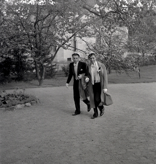 Doktorinnan Tegner, 19/5 1945. 
Två studenter på väg uppför en bred trädgårdsgång. 
I bakgrunden skymtar ett bostadshus. 

Mannen till vänster är trol. Nils Yelverton Tegner (1921-1991), senare
civilingenjör, Stockholm.