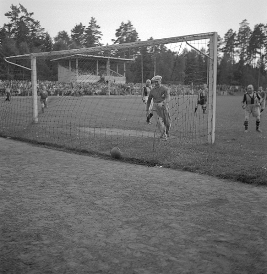 Årets match, 1945. Målvakten hämtar bollen efter mål.