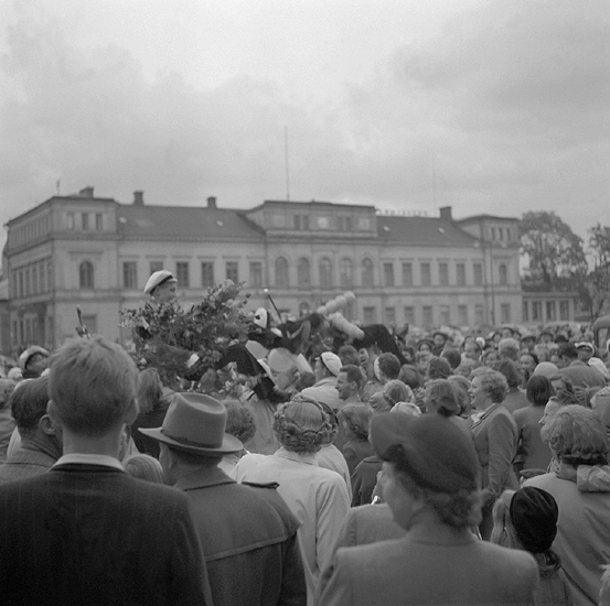 Studenterna tredje dagen, 1950.
En student hissas av sina vänner på Stortorget. I bakgrunden
syns Stadshotellet. 

Angående avgångsklasserna 1950 - se "Lärare och Studenter vid Växjö 
Högre Allmänna Läroverk 1850-1950" (1951), s. 193-196, 289.