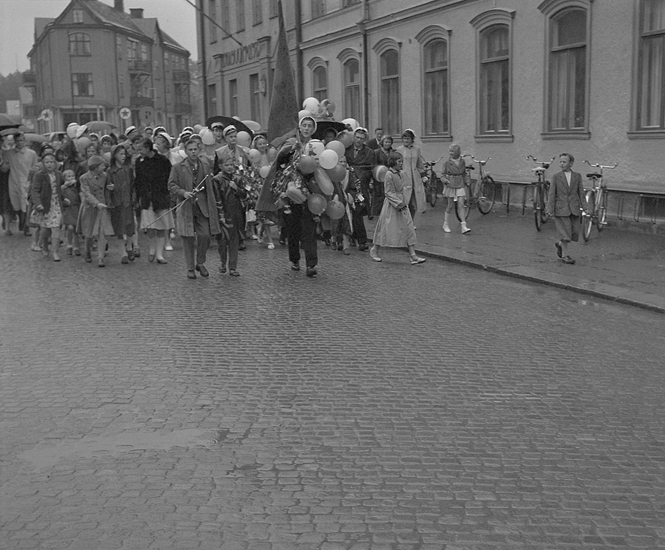 Studenterna, fjärde dagen, 1953. 
Studenterna på marsch längs Storgatan mot Stortorget. I bakgrunden
syns Strykjärnet m.m.