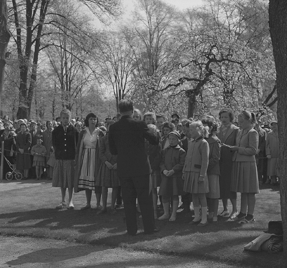 Linnéfestligheterna, 22/5-23/5 1957. 
En liten sångkör sjunger vid Linnébysten i Linnéparken.