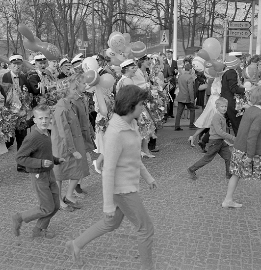 Studenterna, första d. 1960. 
Studenterna i korsningen Skolgatan - Storgatan, på väg mot Linnéparken och talet vid Esaias Tegnérs staty.