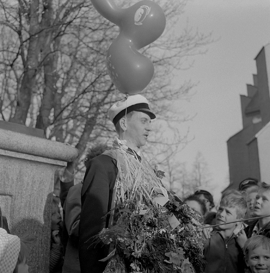 Studenterna, andra d. 1960. 
En student håller tal vid Esaias Tegnérs staty. I bakgrunden skymtar
en del av domkyrkan.