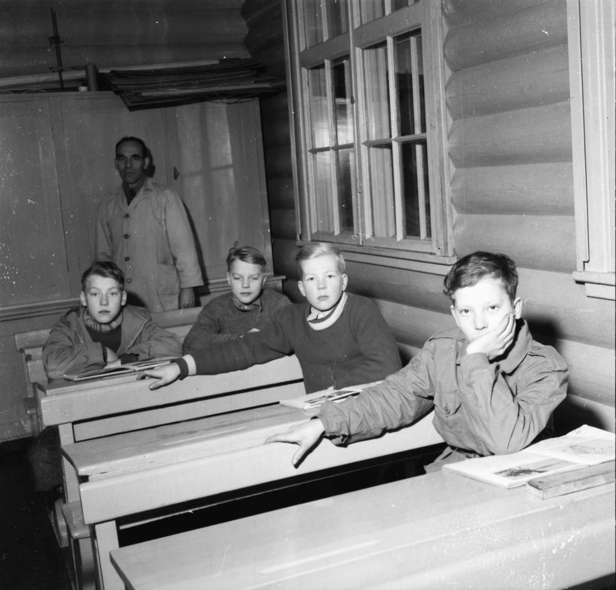 Vardens arkiv. "Skolebarn i Kviteseid" 08.01.1954