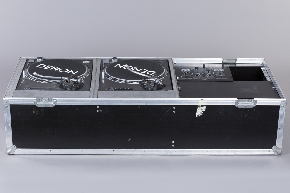 Flightcase med to fastmonterte Technics SL-1210MK2-platespillere, samt en DMC PMX-2-mikser.