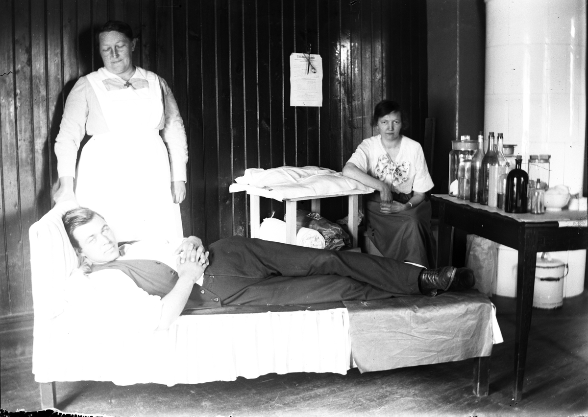 Interiör, tre personer, varav en sjuksköterska.