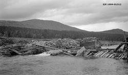 Rester av dam ved fjellelva Frya i Nord-Fron kommune sommere