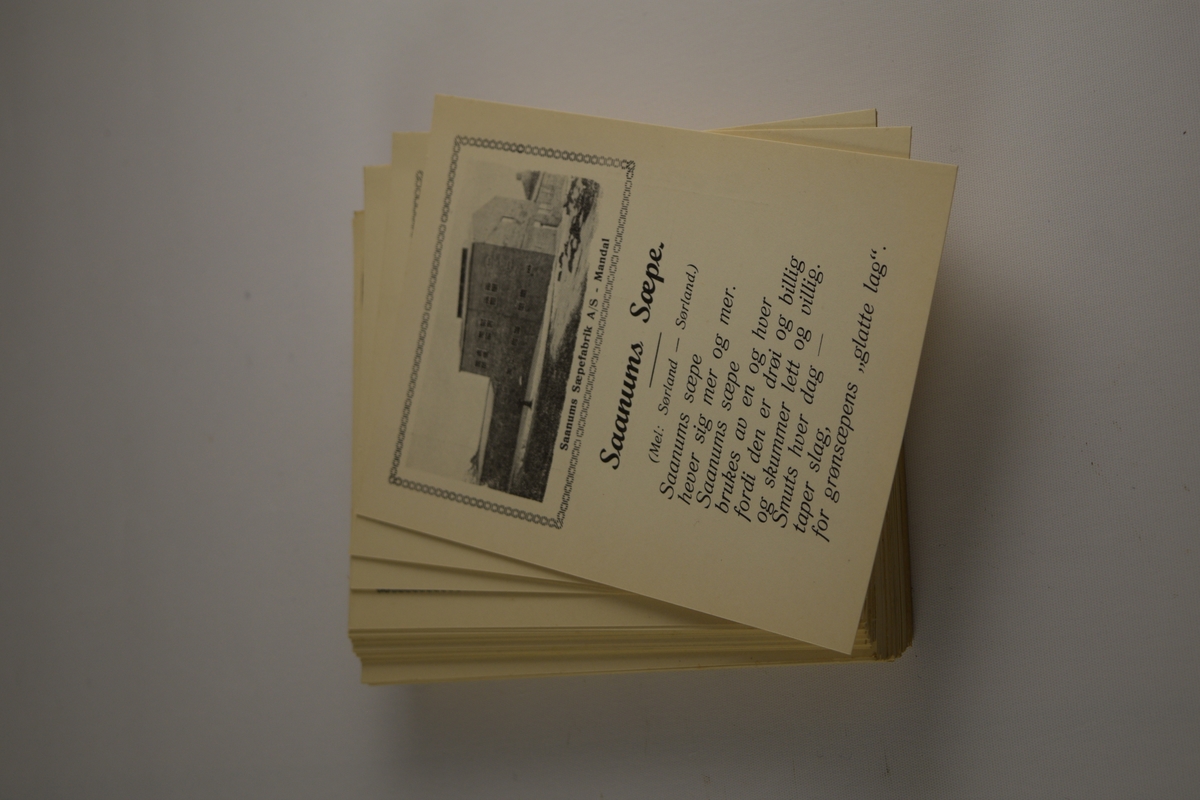 Brevkort fra Saanums Sepefabrikk, med påtrykket sang om fabrikken i sort. Påtrykket bilde av fabrikken øverst i sort/hvitt. Ca 85 stykker.
