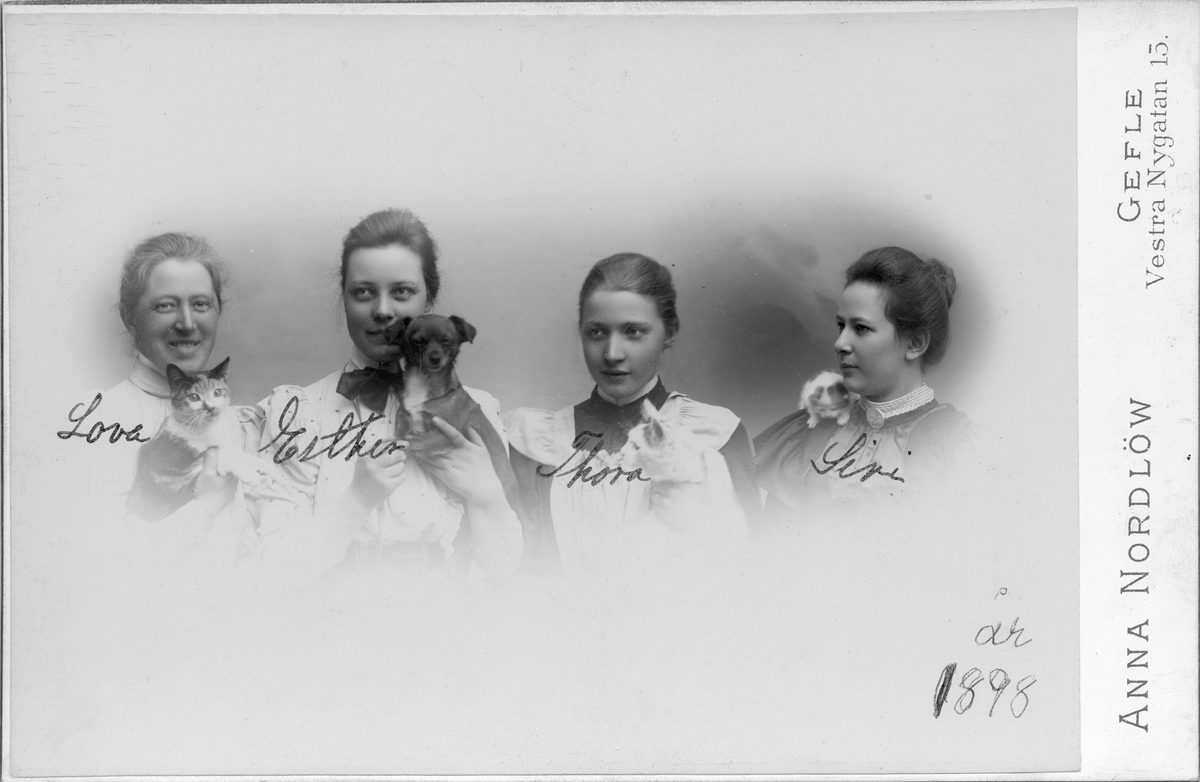 Personerna från vänster: Fru Lova Nilsson, Ester Eklöf, Thora (städerska) och Siri Axner. Foto år 1898.