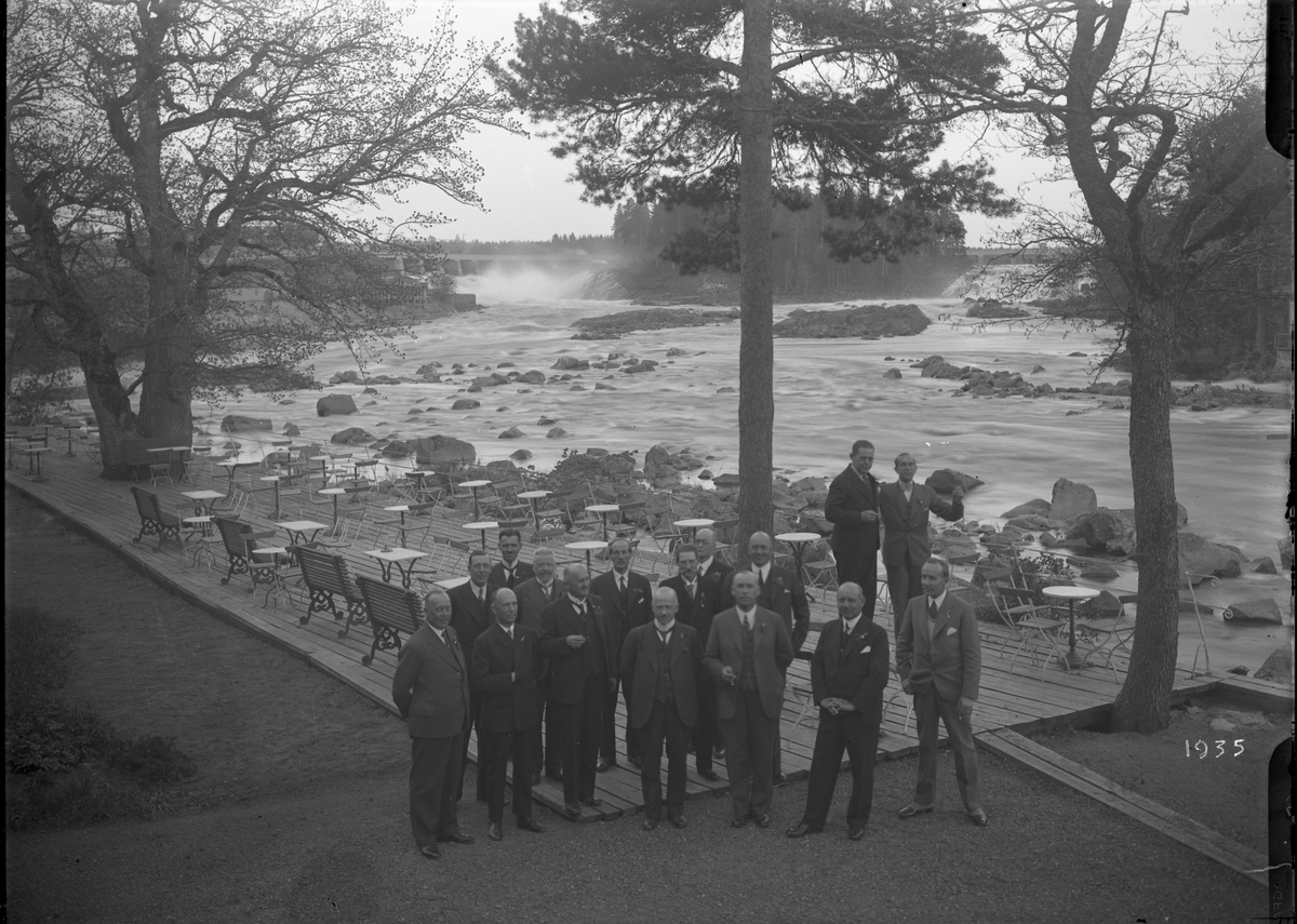 Gefle Filatelisällskap. Sammankomst, förmodligen i Älvkarleby.
Foto 1935.

Bilderna är tagna i början av 1930-talet (förmodlingen 1932-1935), möjligen av fotografen Gustaf Reimers, som var medlem i sällskapet.