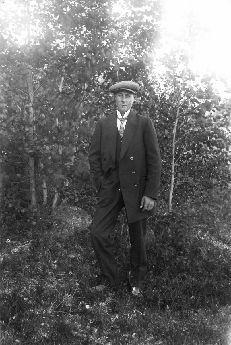 Herman Eriksson, född 1898, från Flöggs, Lenninge nr 1, senare Lenninge 5:11. Foto ca 1916.