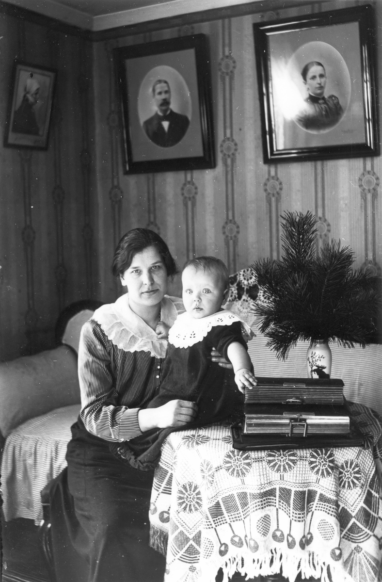 I Skräddars. Ottilia (Tilan Styf), född Söderberg med dottern Margit.