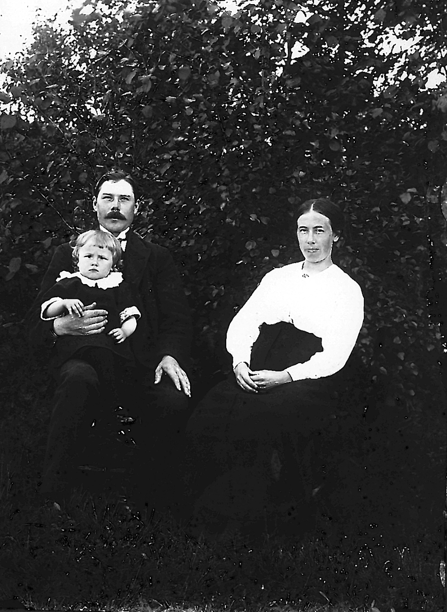 Johan Sandström, född 1898 med hustrun Kristina Sandström, född Persson, och sonen Per samt Olle som ligger i magen.