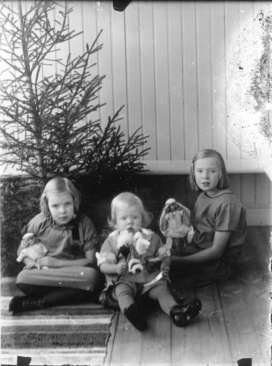 Foto från "Oppigårds" i Östansjö. Ingrid och Rune Jonstam, Astrid Jonsson (gift Bochenski).