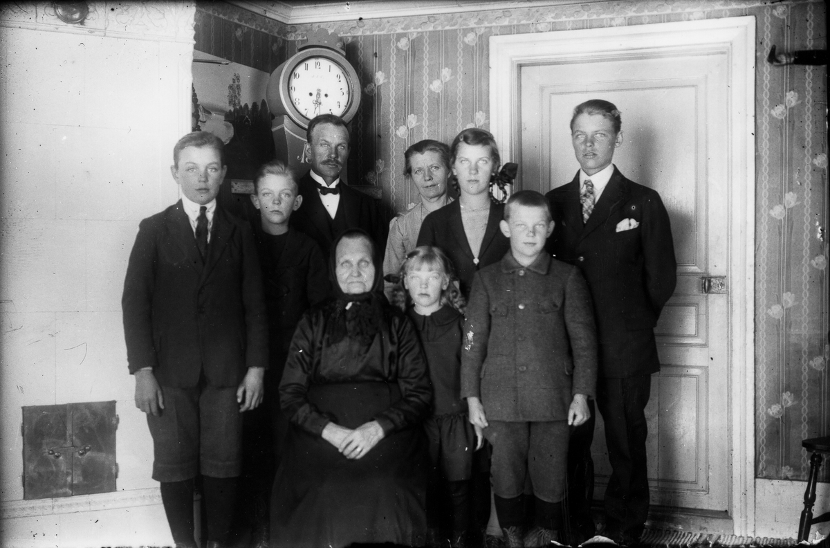 Familjen Anna och Lars Frank, Västerbo, tillsammans med barnen Per, Birgit, Sigurd, Bengt, Gustav och Ida. Sittande Lars Franks mor Brita Frank.