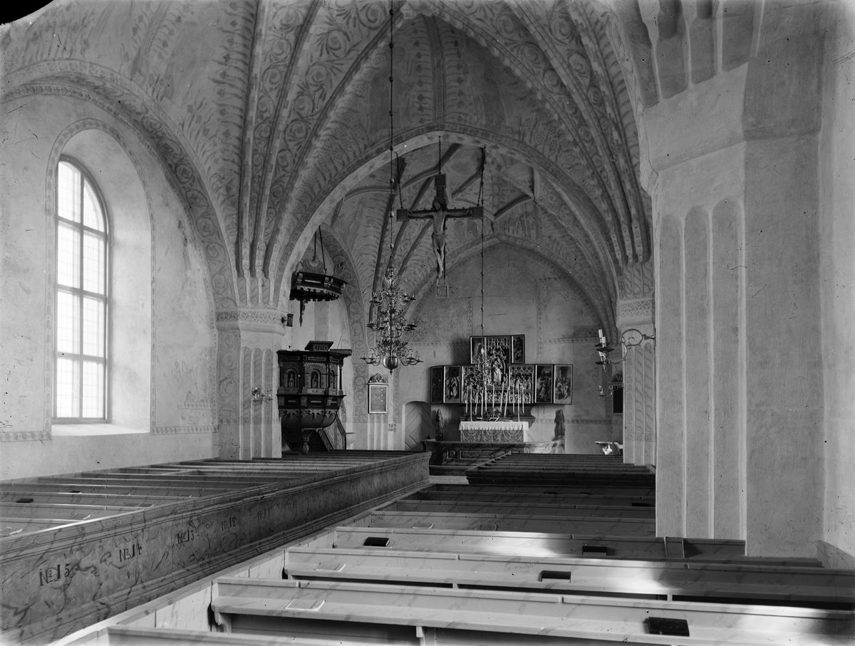 Årsunda kyrka  med  gravfält En av Gästriklands bäst bevarade medeltidskyrkor med anor från 1200-talet. Den har byggts ut flera gånger senast i mitten av 1700-talet. Predikstol från 1678 är gjort av predikstolsmakaren Olof Persson i Sala.
