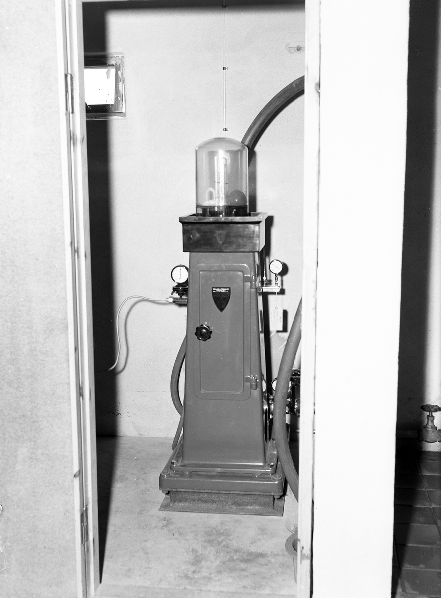 Vattenverkets nya reningsanläggning. Bilden visar en Silactor, tillverkad av Wallace & Tiernan. I apparaten bereddes aktiverad silika av klor och vattenglas. Aktiverad silika förbättrade flockbildning och sedimentation av partiklar. 7 juli 1951.