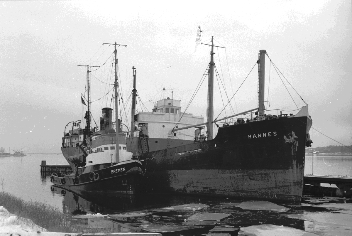 Fartyget "Hannes" bogseras från Gävle Varv hela vägen till Holland. Maskinerna är i obrukbart skick.                 12 november 1952.