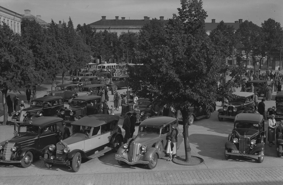 Bilparkering på Stortorget i Gävle.
Från vänster; främre bilarna, en Oldsmobile 1934, en 1927 Buick X300 tillhörande Carin Johansson Gävle. En 1935 Hudson  X1673 tillhörande disponent Elof Hallsten i Gävle och en Chevrolet 1933 med X566 tillhörande Svea Bergström i Gävle.