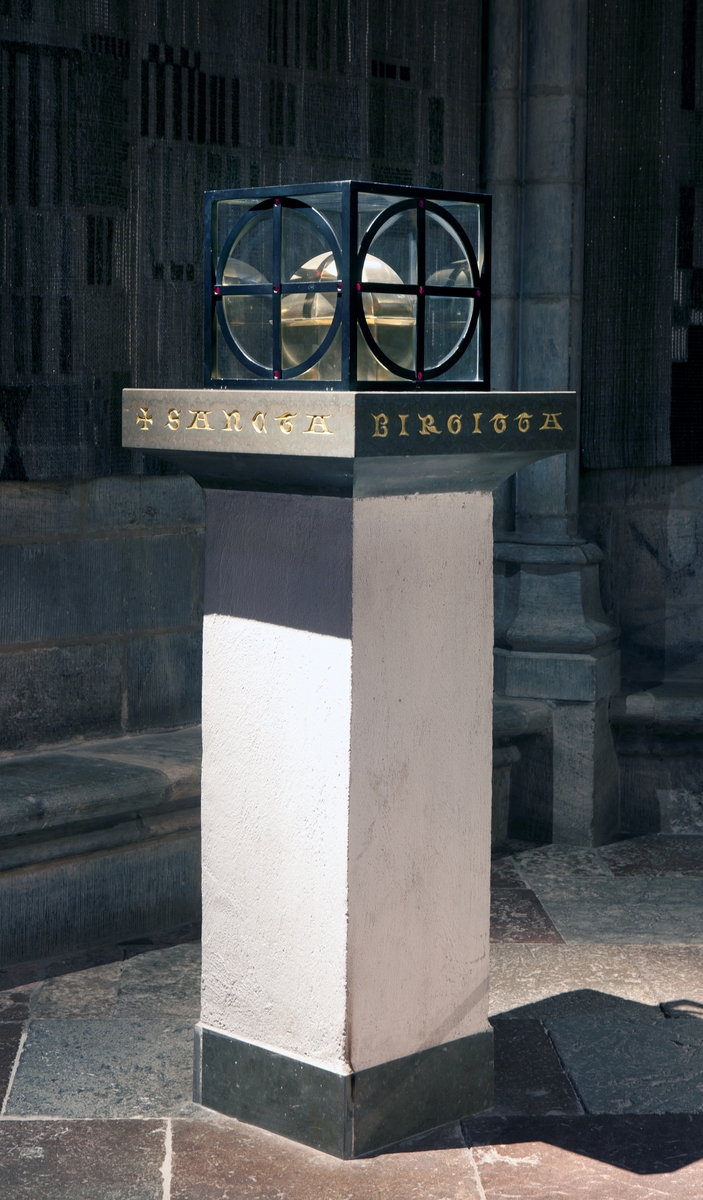 Relikvarium placerat i Finstakoret, Uppsala domkyrka 2014