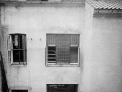 Realbenk [?] til gårdsplas Torvgt 2