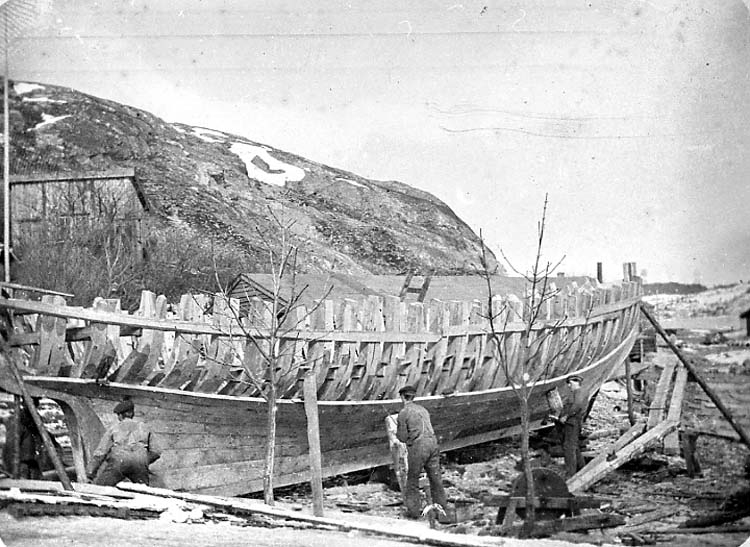 "Bogserbåt under byggnation vid Djupviks varv på Tjörn. Bilden tagen ca 1915."