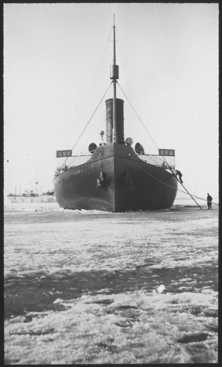 Isbrytaren II (sedermera Sankt Erik) under Ålandsexpeditionen. I bakgrunden tyskt transportfartyg med flygplan.