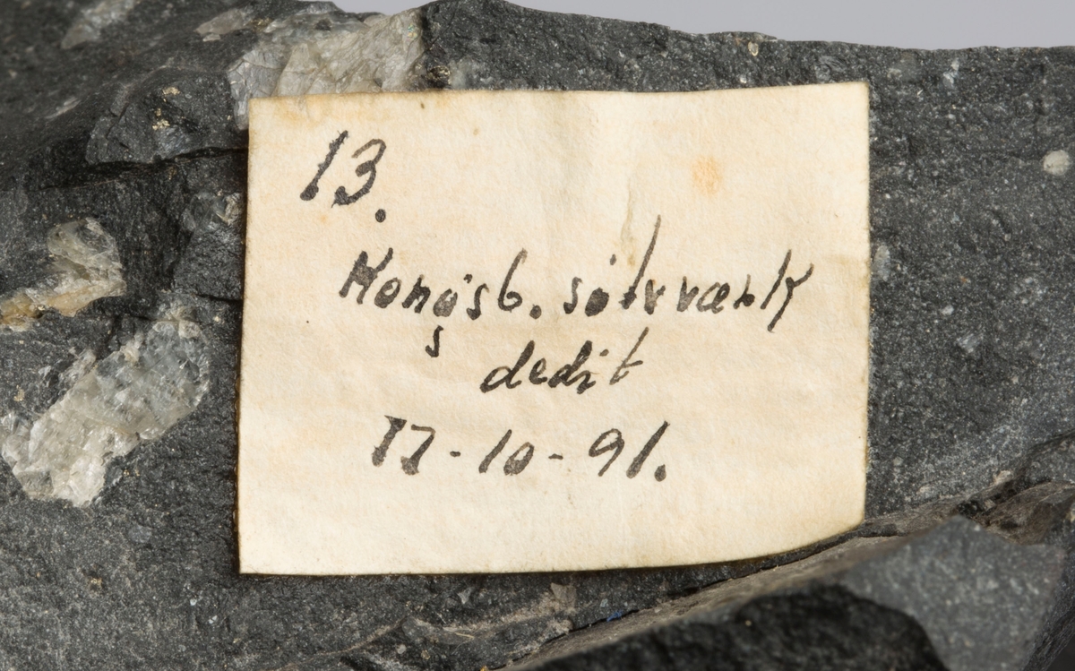 Diabasporfyritt som kutter mineralisert sidebergart

Etikett på prøve:
13.
Kongsb. sølvværk
dedit
17-10-91
