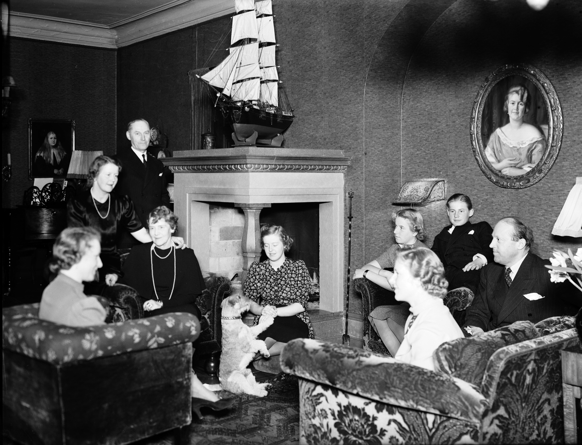 Dir Engwall
familjegrupp tagen i hemmet

3 april 1938

