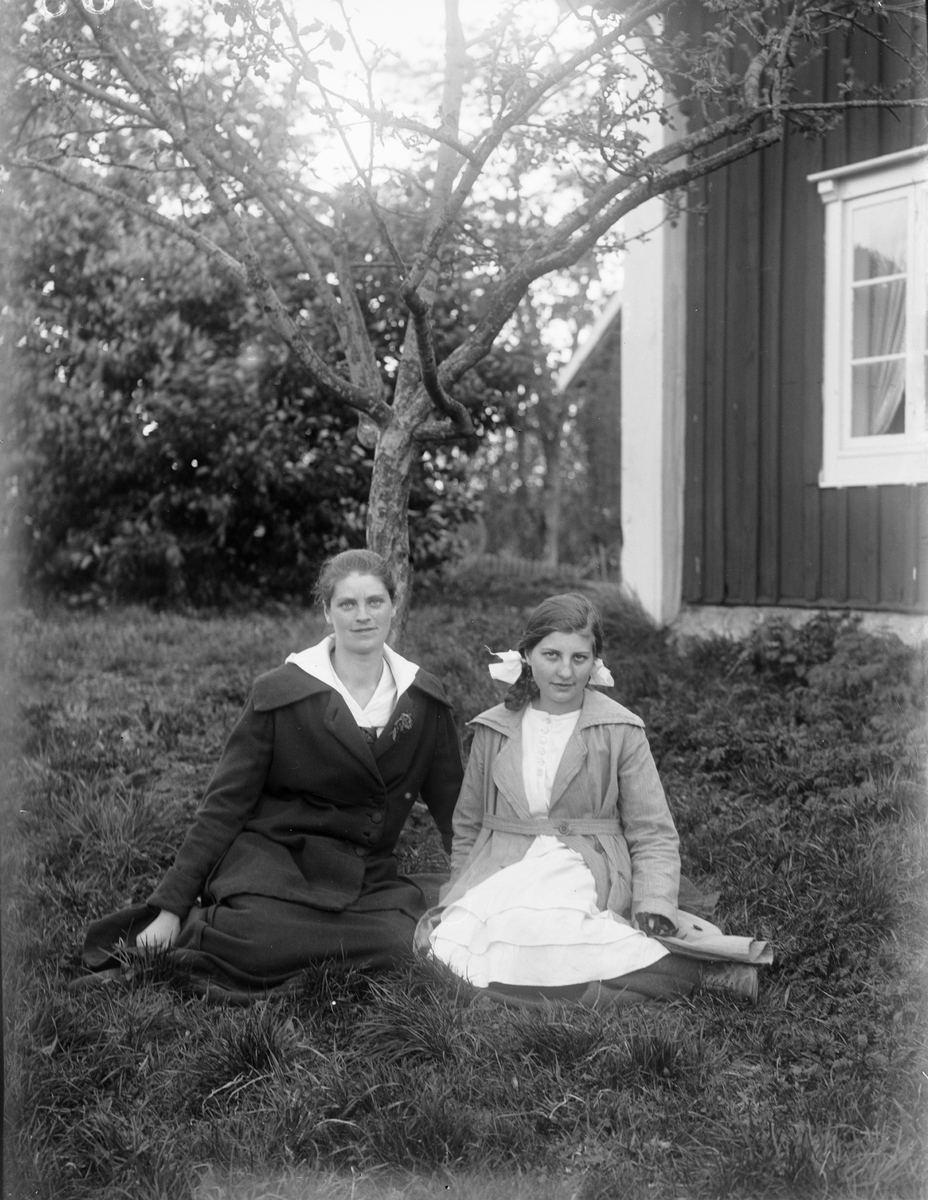 Lisa Karlson och Astrid Hindolff från Enköping, Uppland 1921
