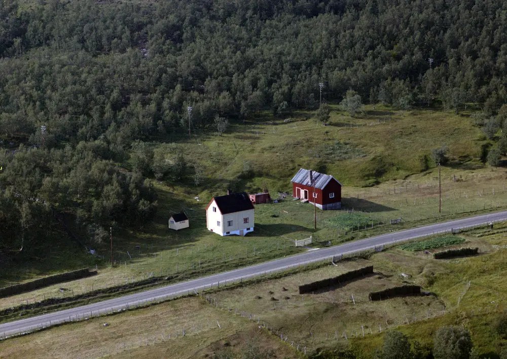 Fjøs fra Indre Billefjord