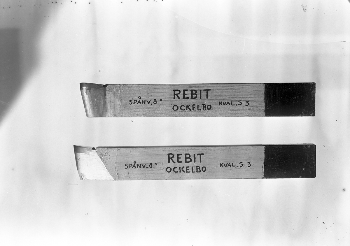 Rebit AB, Ockelbo, november 1945.
1945 grundades företaget AB Hårdmetallverktyg. Verksamhetens inriktning var tillverkning av skärande verktyg såsom svarvstål och fräsar. Bergborrar samt verktyg med hårdmetall för att bearbeta sten ingick också i sortimentet. Företagets namn var länge AB Hårdmetallverktyg, men när företaget expanderade och började att exportera behövdes ett mer slagkraftigt namn. År 1977 valde man namnet Rebit som kommer ifrån en reklam-slogan som Söderfors Bruks AB hade för en hårdmetallsort.  Den hette ”Rekord biter” och namnet Rebit skapades. Rebit finns idag kvar som ett produktnamn för stenverktygen med hårdmetall När ägarna blev till åren valde de att sälja sitt företag till Fagersta AB. Idag är företaget en del av Atlas Copco Secoroc AB och huvudkontoret är placerat i Fagersta.
I Ockelbo finns fortfarande en produktionsenhet som tillverkar bergborrar samt konstänger för dimensionsstenindustrin.



