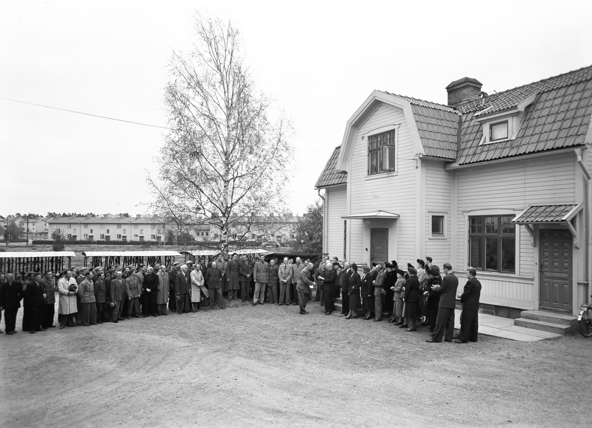 75-års jubileum, grupp utanför fabriken. Oktober 1949.                 Bobergs Fajansfabrik AB.
